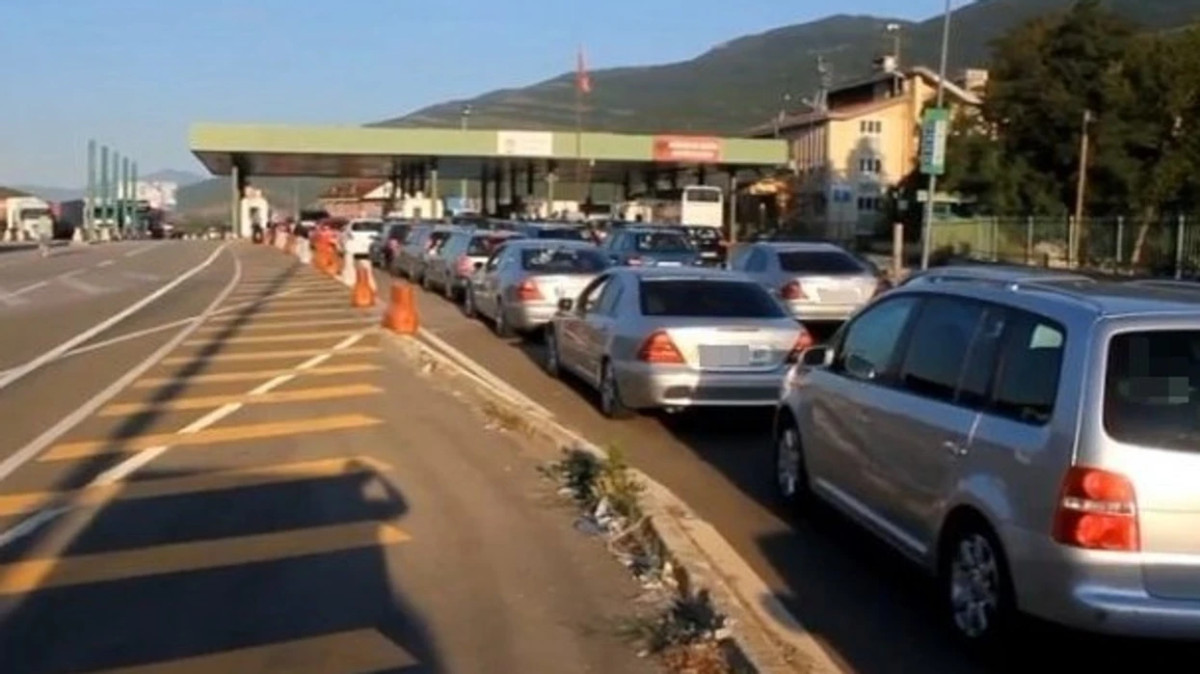 Piku i sezonit turistik, fluks i lartë në Morinë - mbi 25 mijë shqiptarë të Kosovës dhe 7 mijë mjete hyjnë në Shqipëri në vetëm tri orë