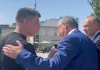 “Marre duhet me ju ardhë, turp për votat që i keni”, njëri nga protestuesit i drejtohet Bedri Hamzës