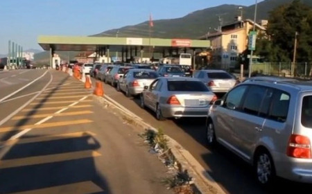 Piku i sezonit turistik, fluks i lartë në Morinë - mbi 25 mijë shqiptarë të Kosovës dhe 7 mijë mjete hyjnë në Shqipëri në vetëm tri orë