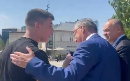“Marre duhet me ju ardhë, turp për votat që i keni”, njëri nga protestuesit i drejtohet Bedri Hamzës