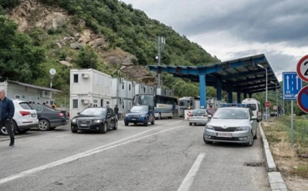 Kolona në kufi, mbi dy orë pritje për të hyrë në Kosovë te Dheu i Bardhë