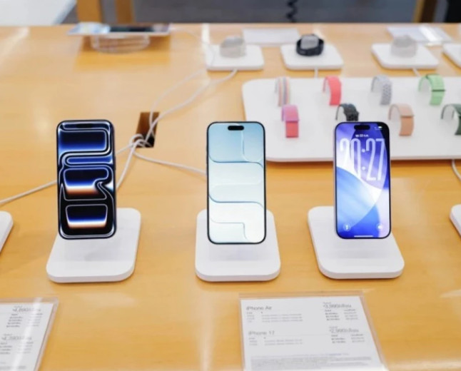 Rënie globale e shitjeve të smartfonëve në 2026, gjigantët premium rezistojnë