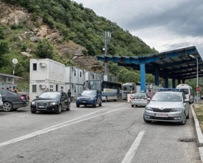 Kolona në kufi, mbi dy orë pritje për të hyrë në Kosovë te Dheu i Bardhë