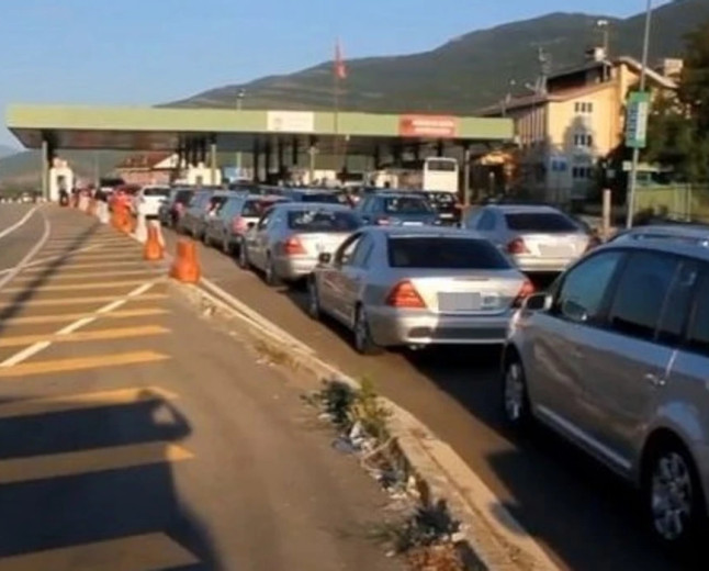 Piku i sezonit turistik, fluks i lartë në Morinë - mbi 25 mijë shqiptarë të Kosovës dhe 7 mijë mjete hyjnë në Shqipëri në vetëm tri orë