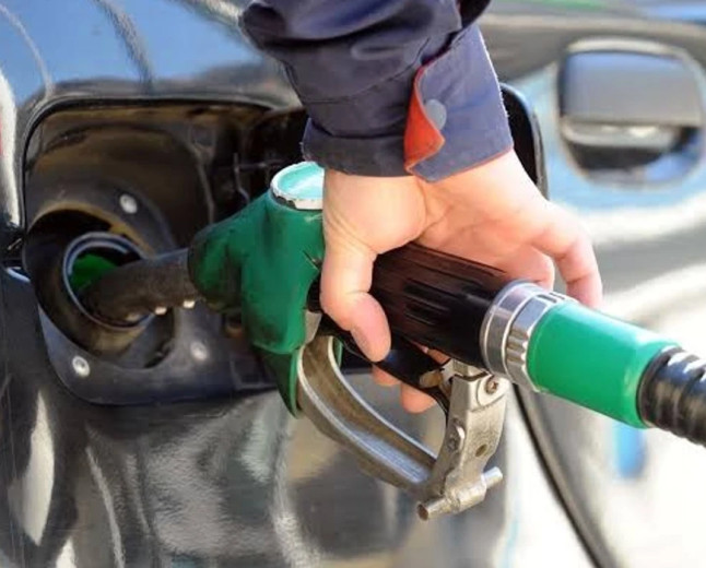 Rritet çmimi i naftës, benzina pëson ulje të lehtë